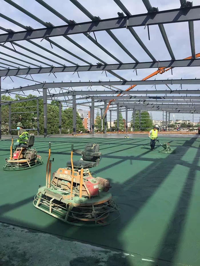 新都海绵厂20000平米绿色金刚砂耐磨地坪施工中